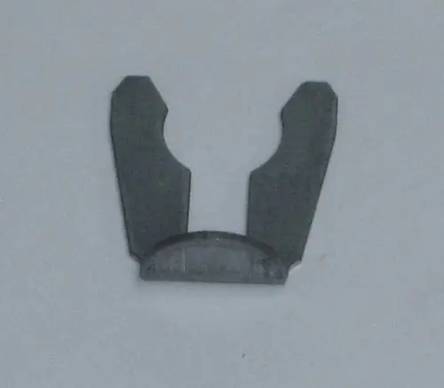 Daikin Clip in Form eines U mit zwei seitlichen Erhöhungen und einer abgerundeten Basis, auf weißen Untergrund abgebildet.